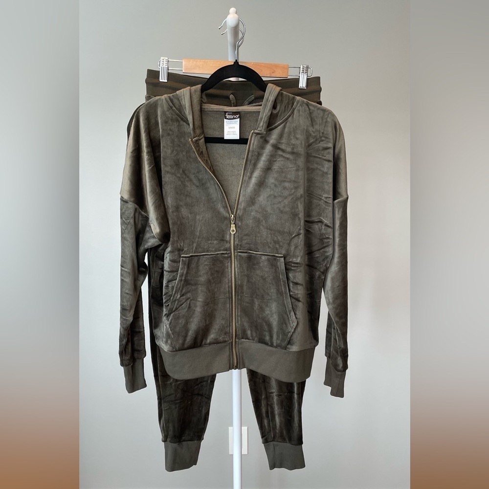 Felina Olive Velour Sweatsuit with Zip-Up Jacket and Jogger Pants - Size Medium - Picture 1 of 9